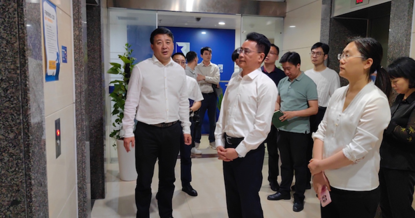 宁波市鄞州区政协主席郑坤法一行莅临云顶国际yd2333科子公司浙江华和万润信息科技有限公司调研考察